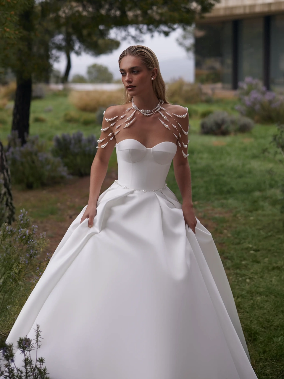 Abito da sposa semplice in mikado con gioielli di perle su collo e spalle, scollo a cuore senza spalline, gonna principesca strutturata ampia A-line