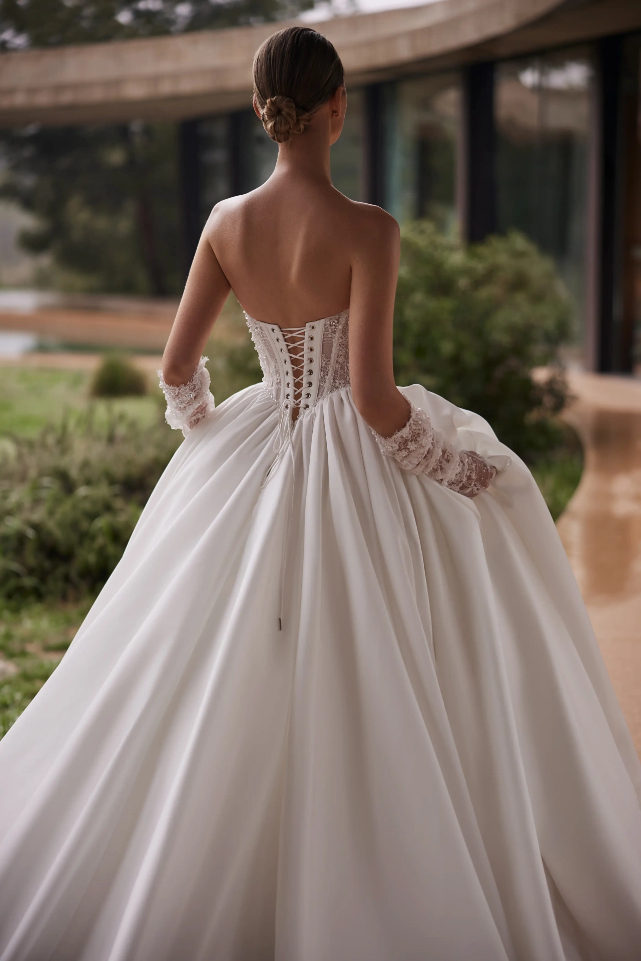 Abito da sposa lussuoso e principesco A-line, corpetto steccato senza spalline a vita basca in pizzo ricamato con cristalli e perle, guanti gioiello in pizzo, gonna ampia e voluminosa in mikado con strascico lungo