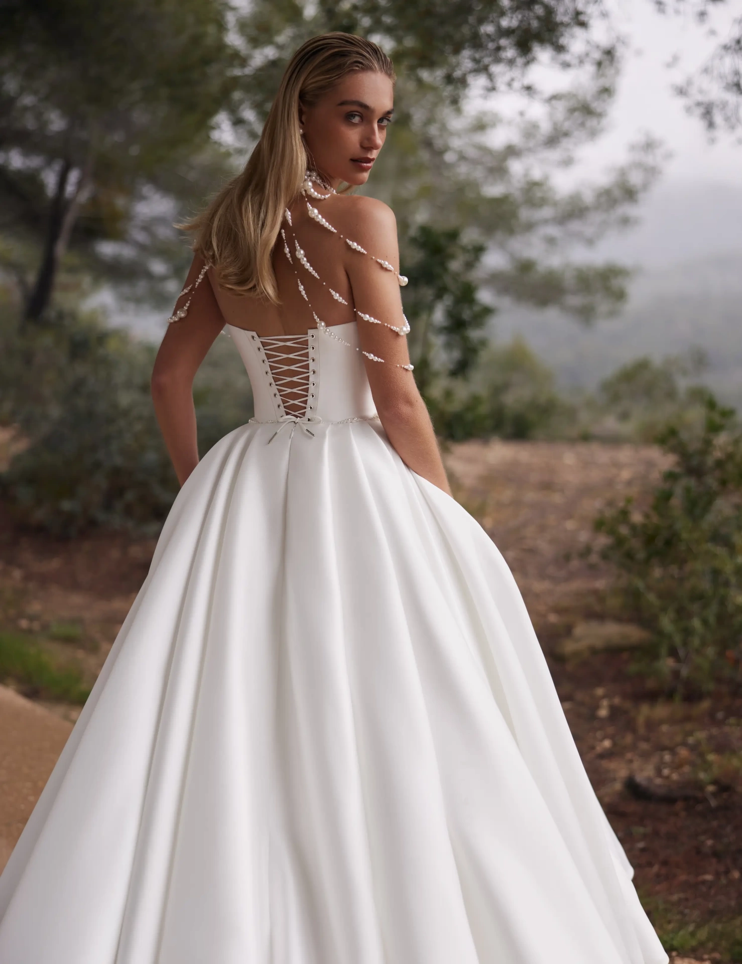 Abito da sposa semplice in mikado con gioielli di perle su collo e spalle, scollo a cuore senza spalline, gonna principesca strutturata ampia A-line