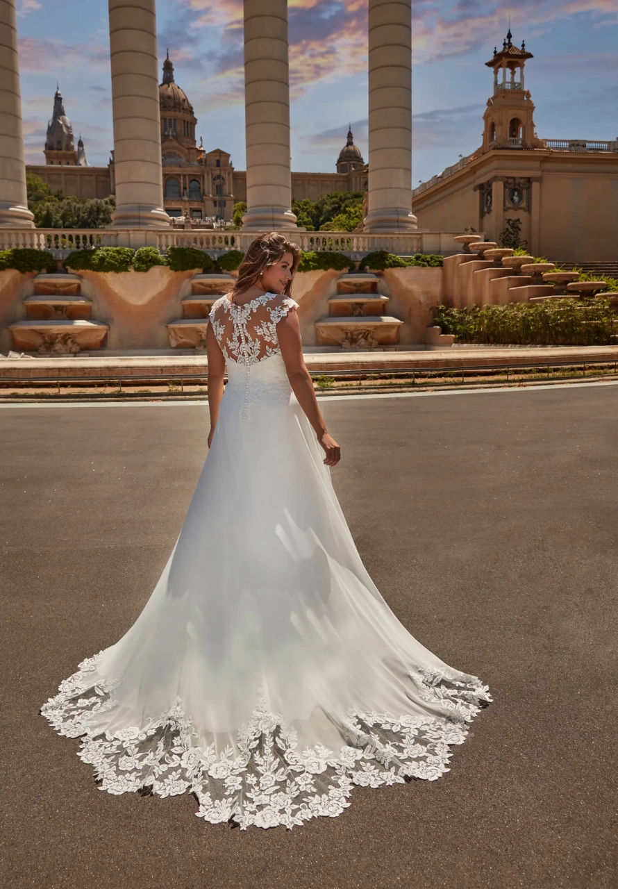 Abito da sposa curvy e taglie forti con maniche corte e schiena scoperta in pizzo effetto tattoo, scollo a cuore con pizzo effetto tattoo, gonna A-line in tulle con applicazioni in pizzo sullo strascico