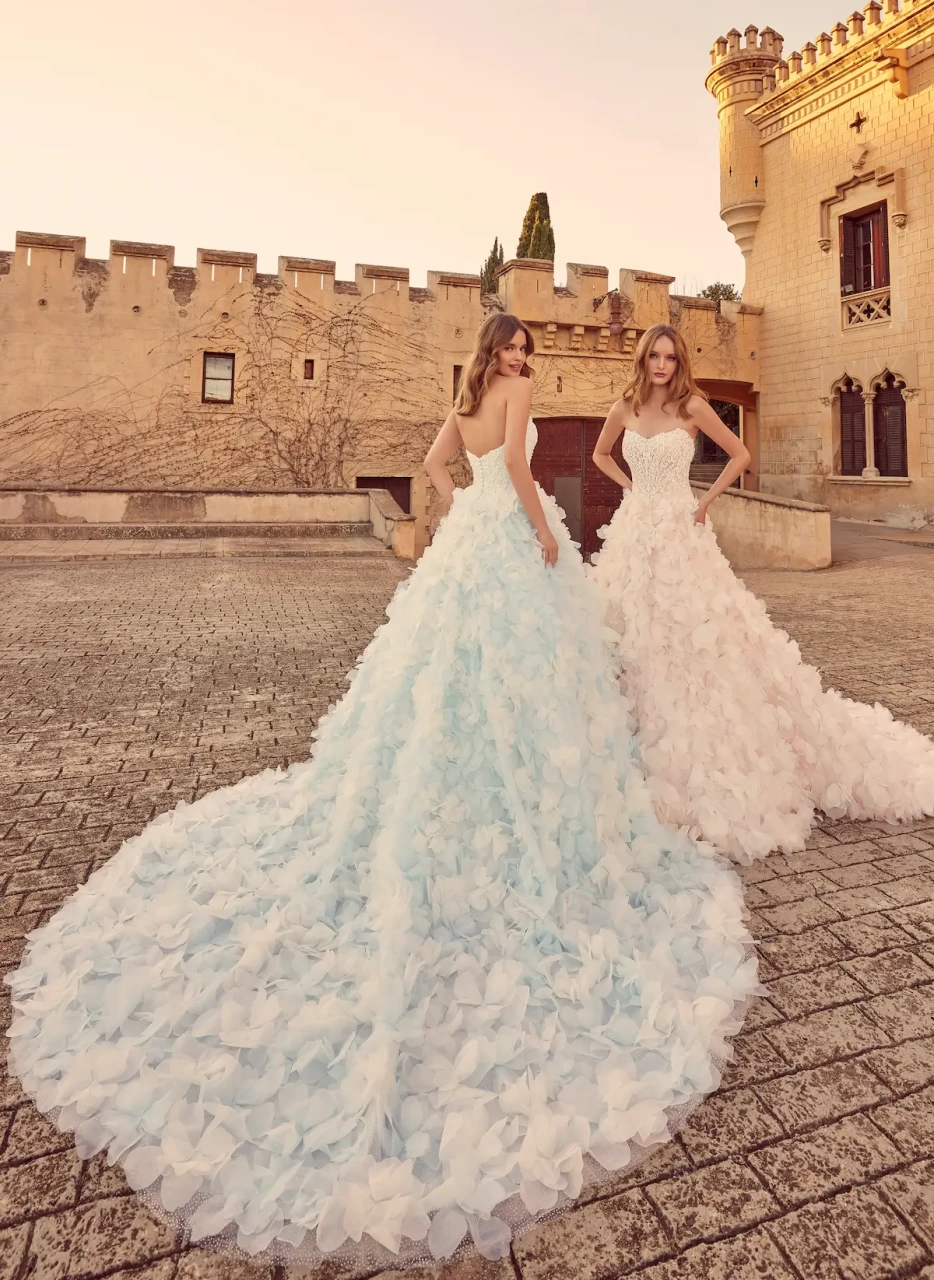 Vestito da sposa particolare colorato in versioni rosa e azzurro, silhouette scivolata con particolare gonna in tulle con voluminose lavorazioni floreali 3D, corpino in pizzo con scollo a cuore senza spalline | Lo Specchio Atelier Vestiti da Sposa a Verona