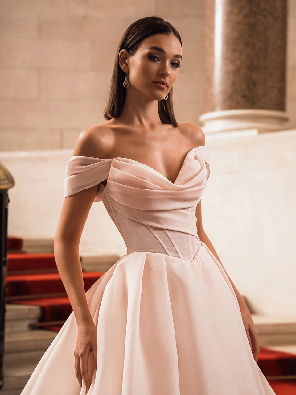 Abito da sposa da principessa in organza con corsetto steccato, maniche corte off-shoulder, scollo a cuore drappeggiato, gonna ampia morbida in organza con strascico lungo