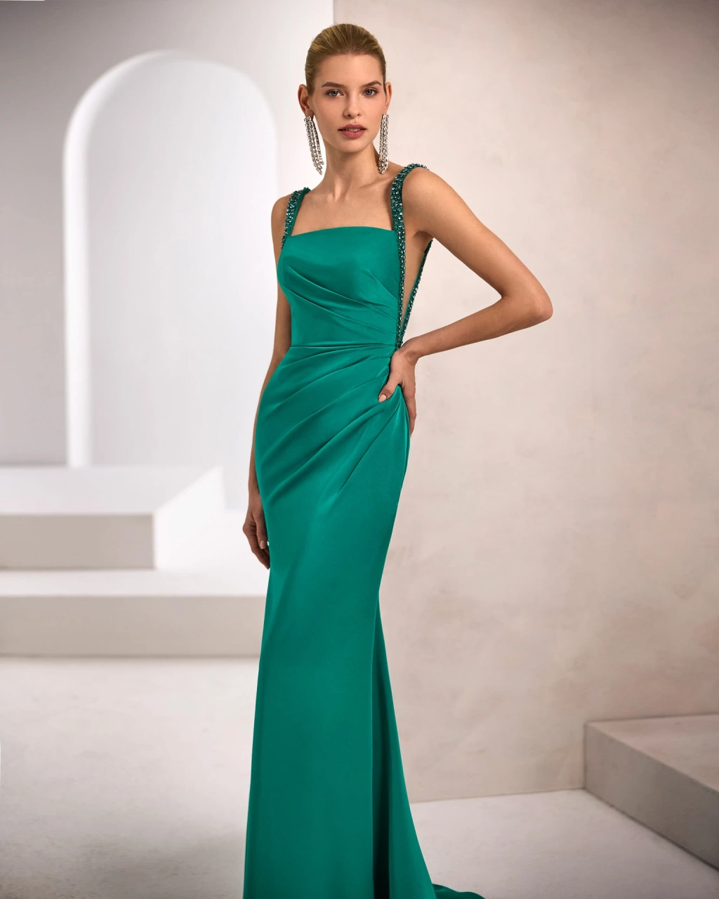 Abito da cerimonia estivo lungo verde scuro in satin, con spalline larghe gioiello, cut-out ai lati del busto, drappeggio asimmetrico su corpino e gonna - Lo Specchio Atelier Abiti da Cerimonia a Verona