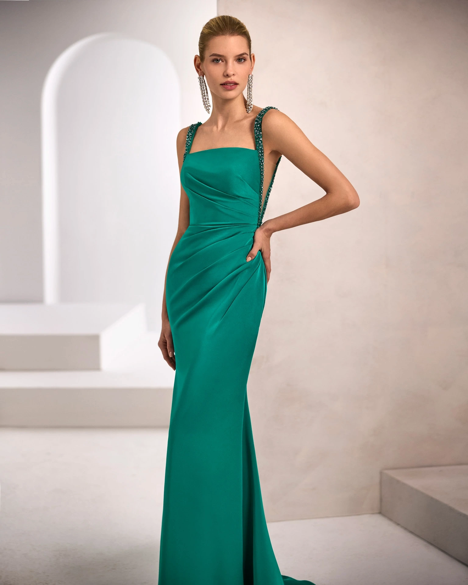 Abito da cerimonia estivo lungo verde scuro in satin, con spalline larghe gioiello, cut-out ai lati del busto, drappeggio asimmetrico su corpino e gonna - Lo Specchio Atelier Abiti da Cerimonia a Verona