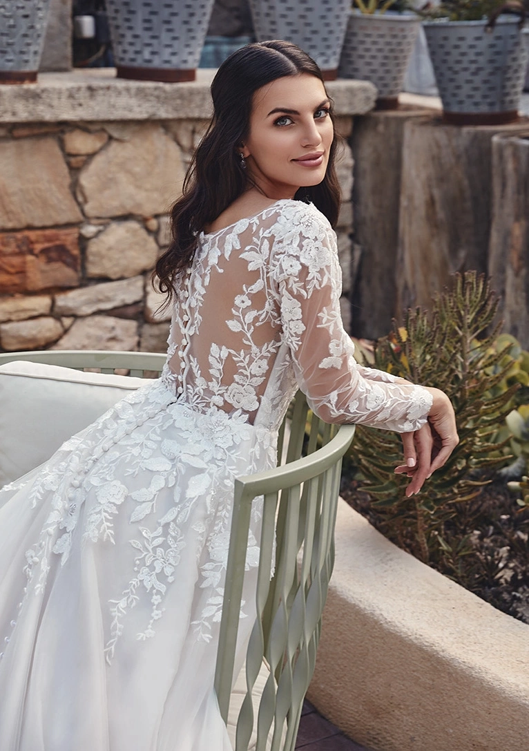 Vestito da sposa romantico classico con maniche lunghe in pizzo floreale effetto tattoo, scollo a cuore, schiena scoperta velata effetto tattoo, gonna scivolata in tulle e pizzo