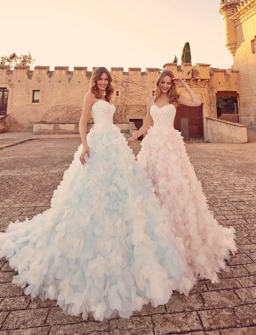 Vestito da sposa particolare colorato in versioni rosa e azzurro, silhouette scivolata con particolare gonna in tulle con voluminose lavorazioni floreali 3D, corpino in pizzo con scollo a cuore senza spalline | Lo Specchio Atelier Vestiti da Sposa a Verona