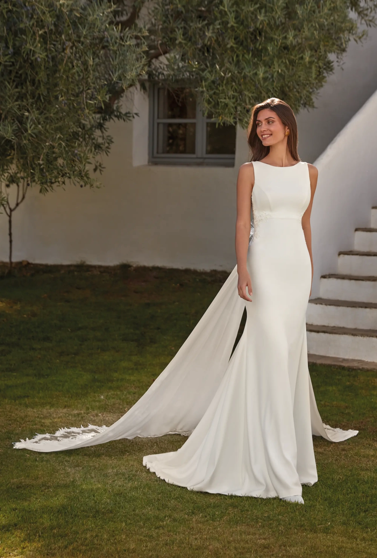 Abito da sposa semplice con scollo a barchetta e schiena scoperta con dettaglio in pizzo effetto tattoo, linea morbida a sirena, strascico removibile in pizzo