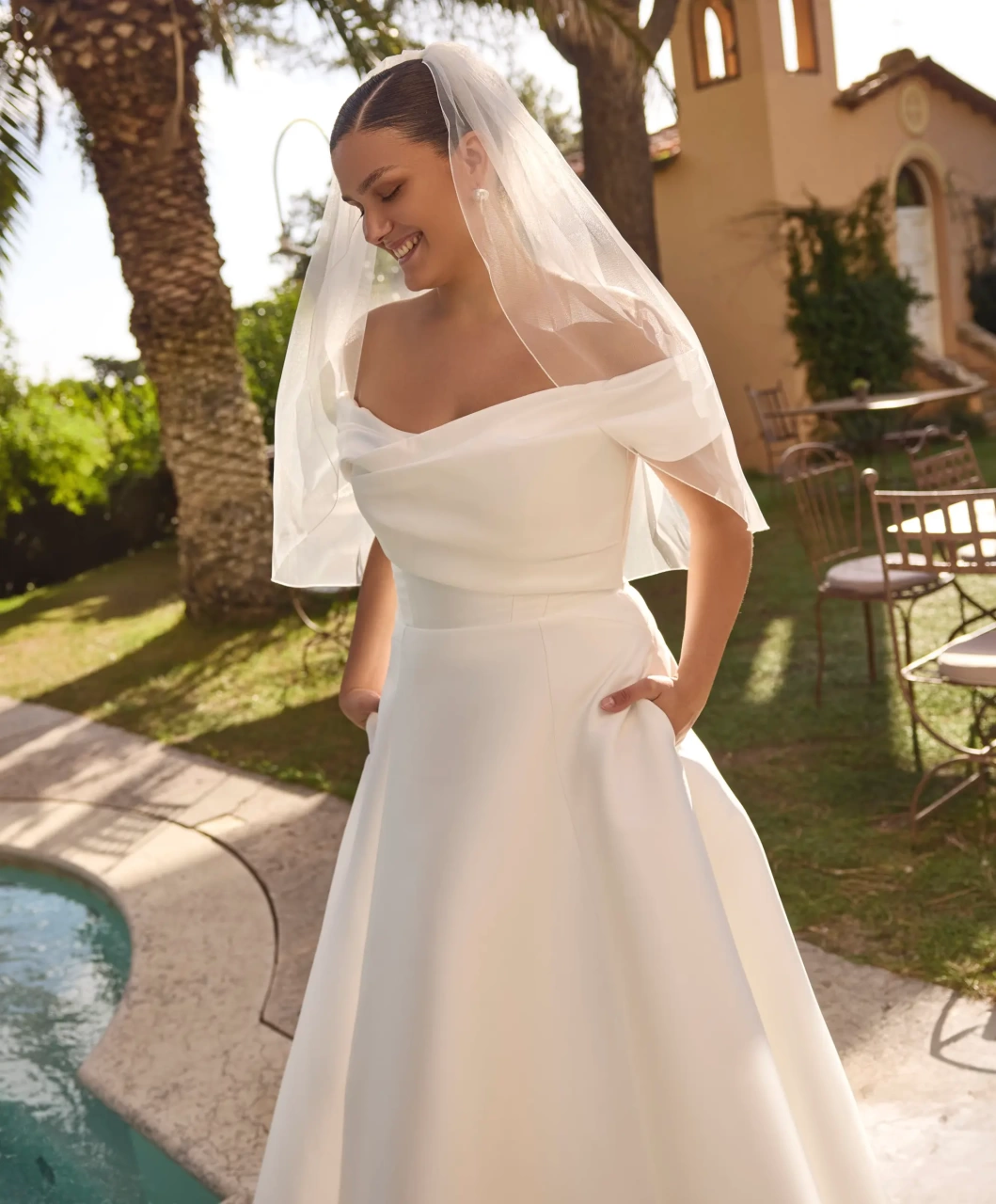 Abito da sposa curvy e taglie forti classico A-line in mikado, scollo drappeggiato off-shoulder