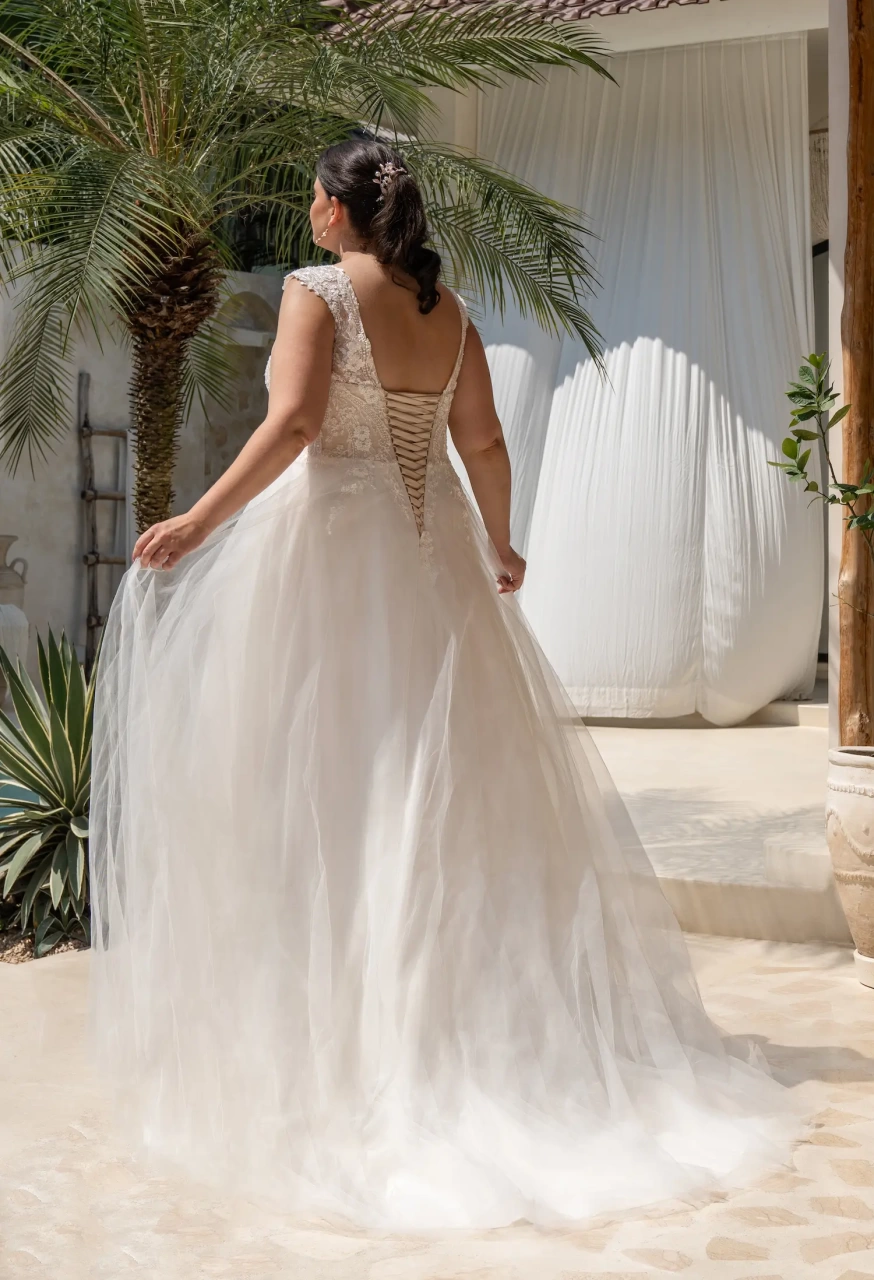 Abito da sposa curvy e taglie forti da principessa con corpino in pizzo e spalline effetto tattoo, gonna A-line in tulle drappeggiato, schiena scoperta con lacci stile corsetto | Lo Specchio Atelier Abiti da Sposa a Verona