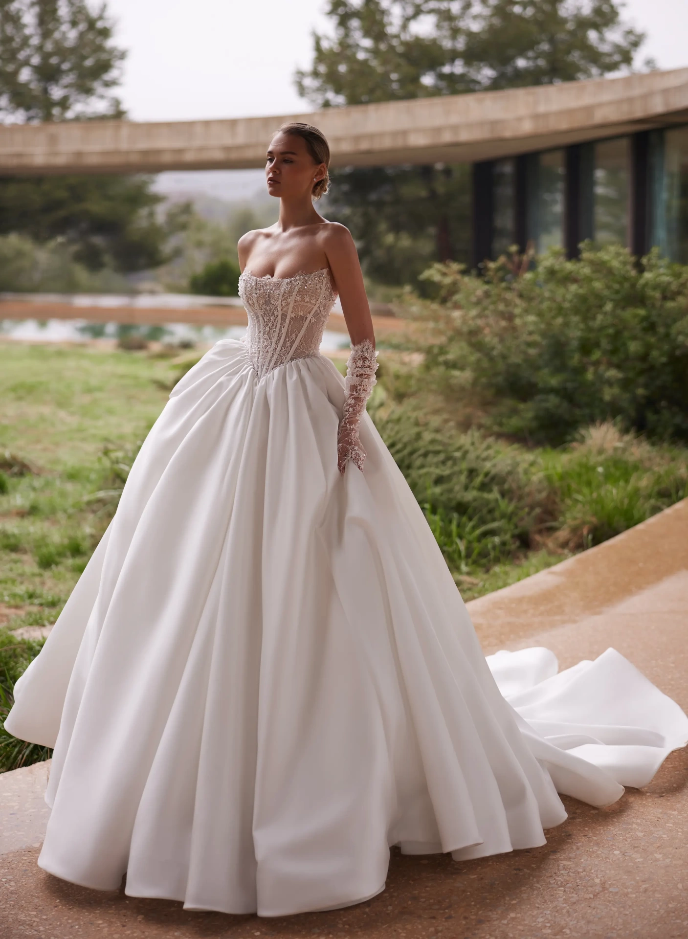 Abito da sposa lussuoso e principesco A-line, corpetto steccato senza spalline a vita basca in pizzo ricamato con cristalli e perle, guanti gioiello in pizzo, gonna ampia e voluminosa in mikado con strascico lungo