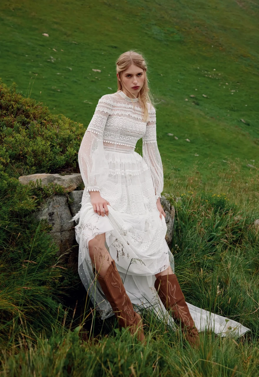 Vestito da sposa boho con maniche lunghe a palloncino in tulle e pizzo, scollo a barchetta, corpino in pizzo geometrico effetto tattoo, gonna scivolata in tulle plumetis e pizzo