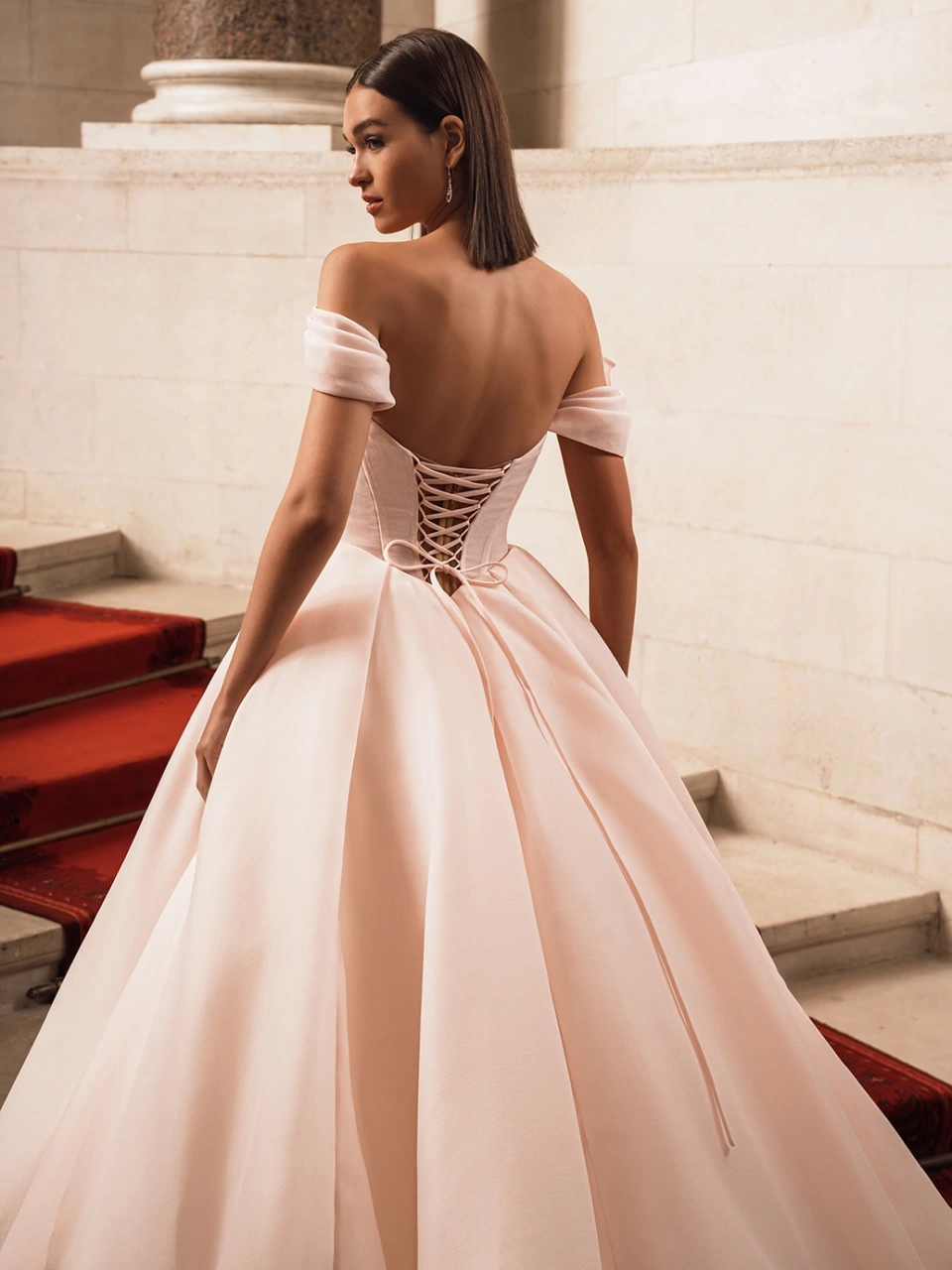 Abito da sposa da principessa in organza con corsetto steccato, maniche corte off-shoulder, scollo a cuore drappeggiato, gonna ampia morbida in organza con strascico lungo