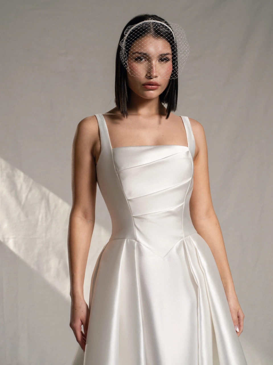 Abito da sposa semplice in seta da principessa con vita basca, scollo squadrato, bustino drappeggiato, gonna A-line morbida