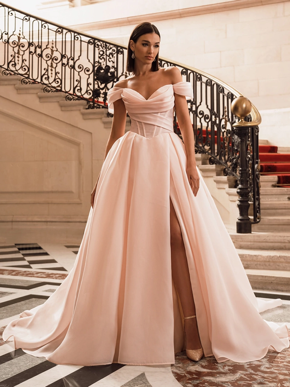 Abito da sposa da principessa in organza con corsetto steccato, maniche corte off-shoulder, scollo a cuore drappeggiato, gonna ampia morbida in organza con strascico lungo
