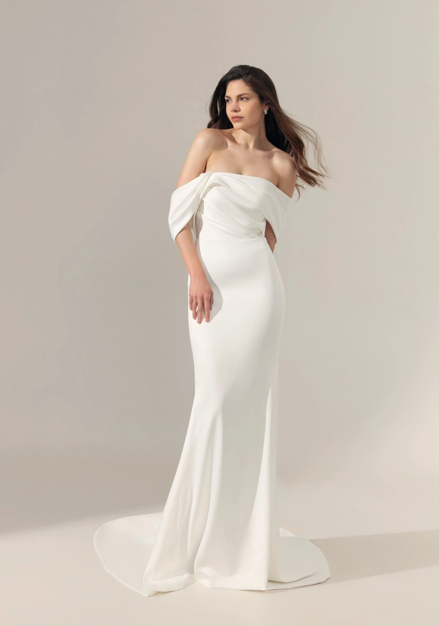 Vestito da sposa classico raffinato semplice a sirena in crepe, corpino drappeggiato, maniche corte off-shoulder