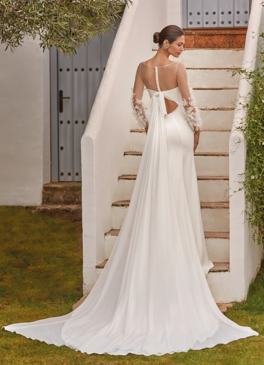 Vestito da sposa semplice a sirena in crepe con maniche lunghe particolari trasparenti con applicazioni di fiori 3D in tulle, schiena scoperta, fiocco con strascico in chiffon sulla schiena