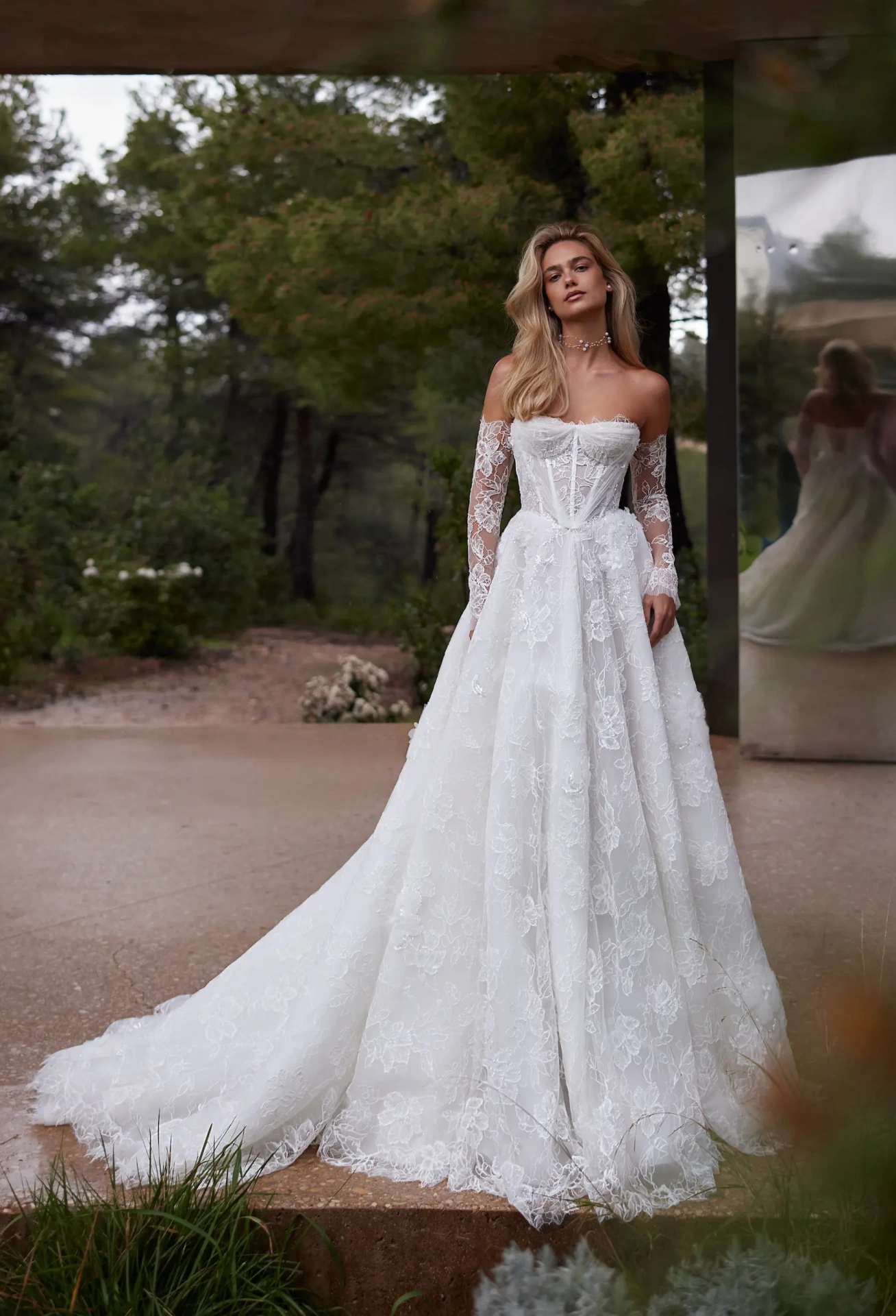 Abito da sposa a con maniche lunghe off-shoulder separate in pizzo effetto tattoo, silhouette da principessa con gonna A-line in tulle e pizzo floreale, scollo a cuore, corpino a vita basca con stecche in vista, senza spalline
