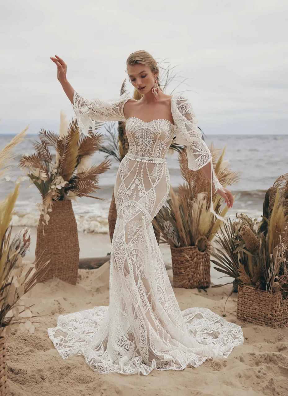 Abito da sposa boho a sirena in pizzo effetto tattoo geometrico e floreale, scollo a cuore senza spalline, bolero in pizzo con maniche a palloncino