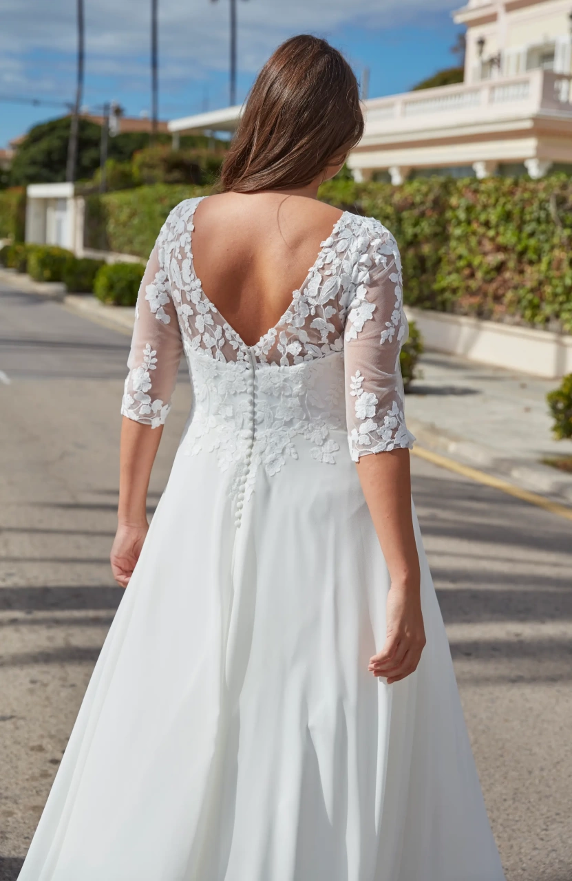 Vestito da sposa curvy e taglie forti con maniche lunghe effetto tattoo, scollo a cuore, gonna scivolata in chiffon morbido