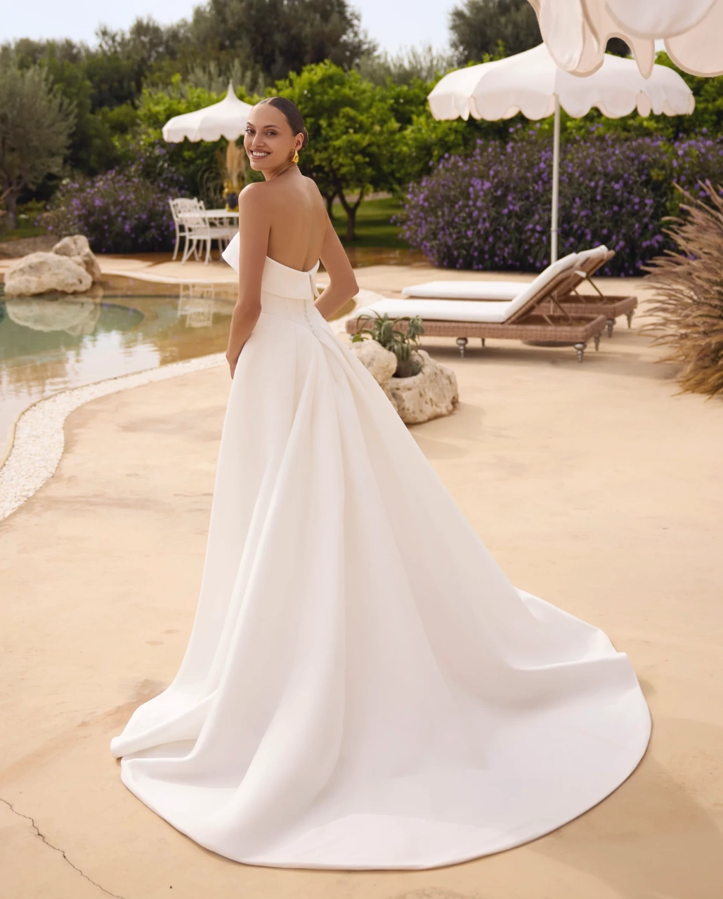 Abito da sposa semplice aderente con scollo dritto senza spalline, spacco laterale, voluminoso fiocco staccabile sul retro