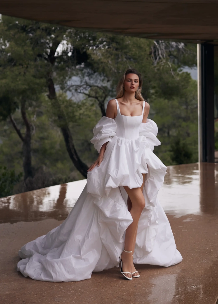 Abito da sposa corto asimmetrico semplice con scollo squadrato maniche staccabili balloon, gonna a palloncino con strascico lungo voluminoso