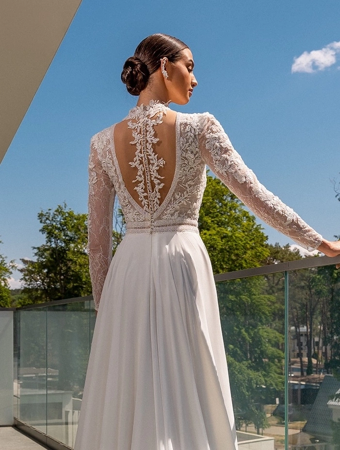 Abito da sposa da principessa lussuoso con maniche lunghe e bustino in pizzo effetto tattoo, schiena scoperta, profondo scollo a V, collo alto effetto tattoo, gonna scivolata morbida in chiffon | Lo Specchio Atelier Abiti da Sposa a Verona