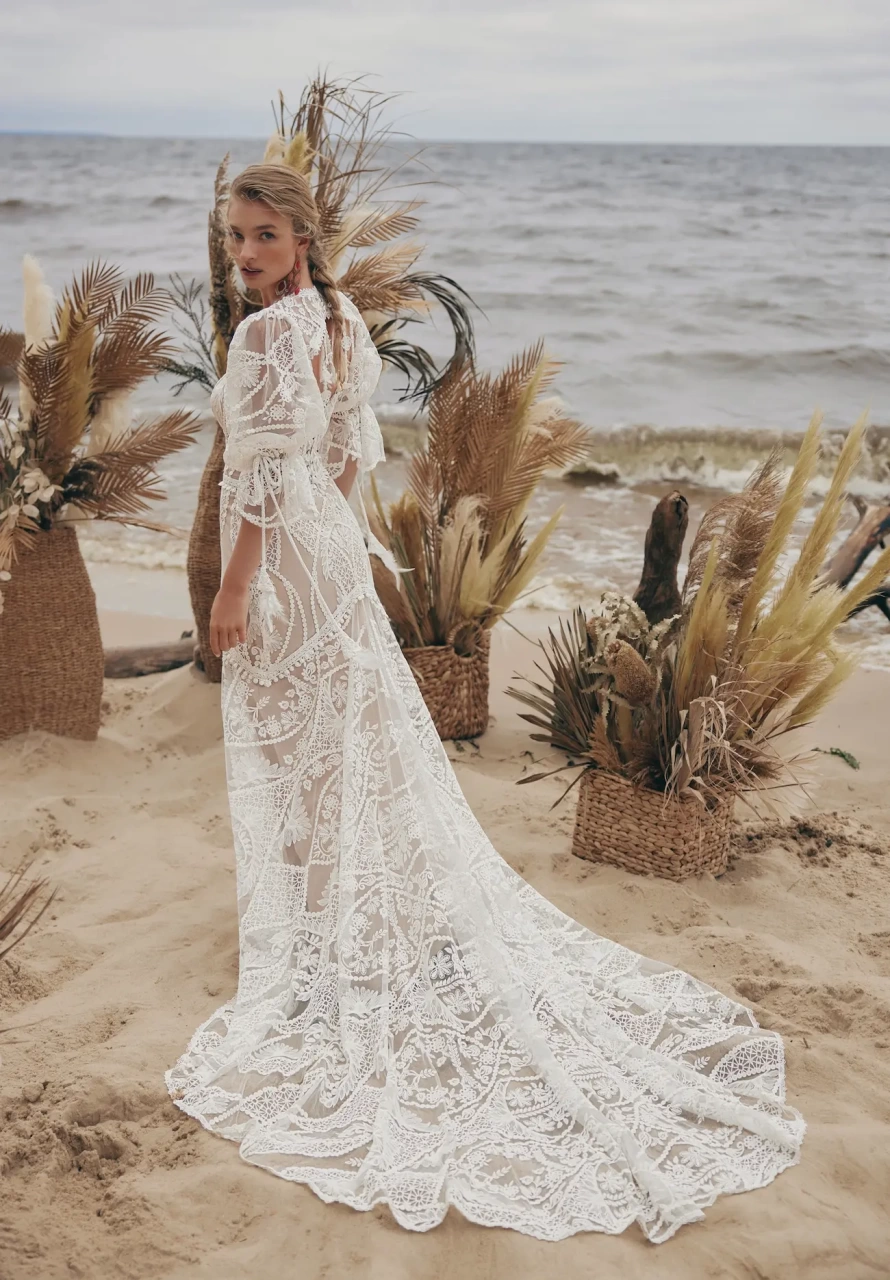 Abito da sposa boho a sirena in pizzo effetto tattoo geometrico e floreale, scollo a cuore senza spalline, bolero in pizzo con maniche a palloncino