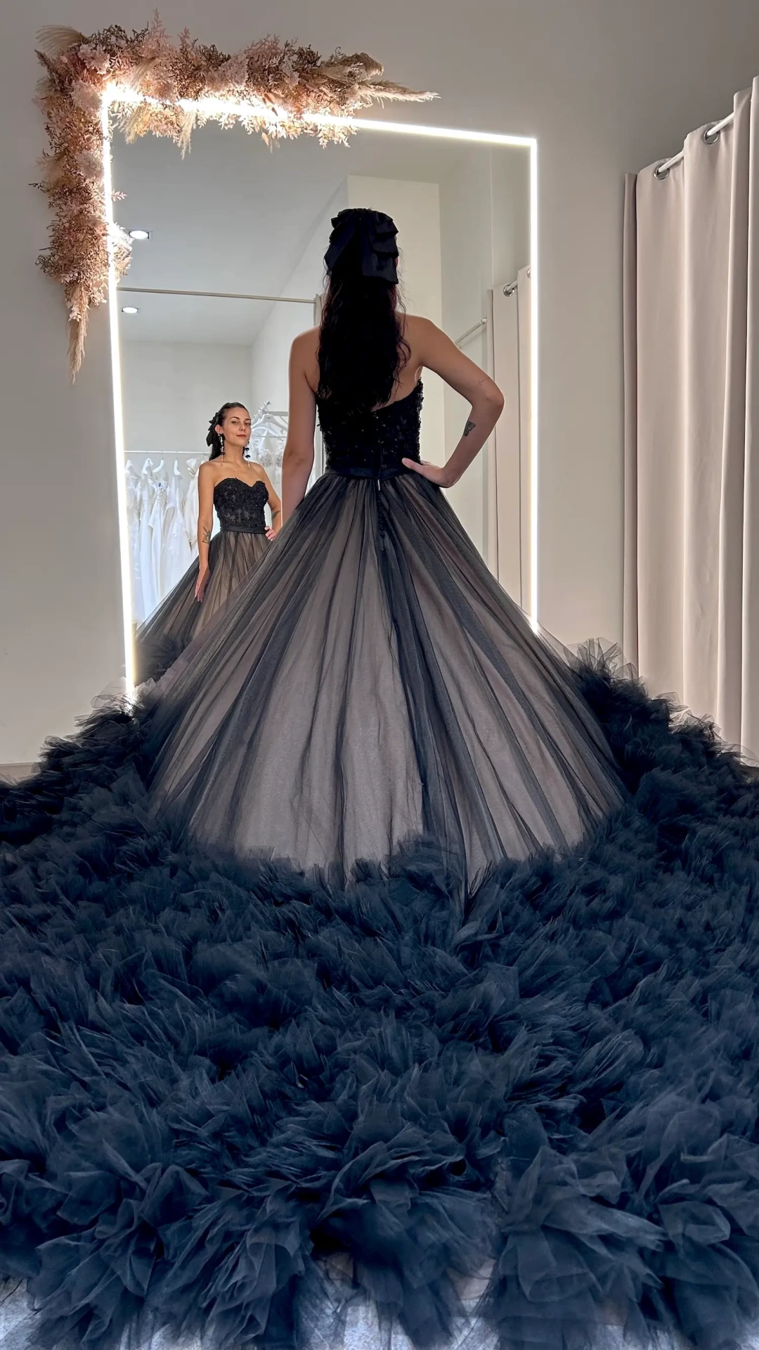 Abito da sposa nero lussuoso principesco con gonna ampia in tulle nero con lavorazione 3D sul fondo, corpino in pizzo nero con scollo a cuore senza spalline | Lo Specchio Atelier Abiti da Sposa a Verona