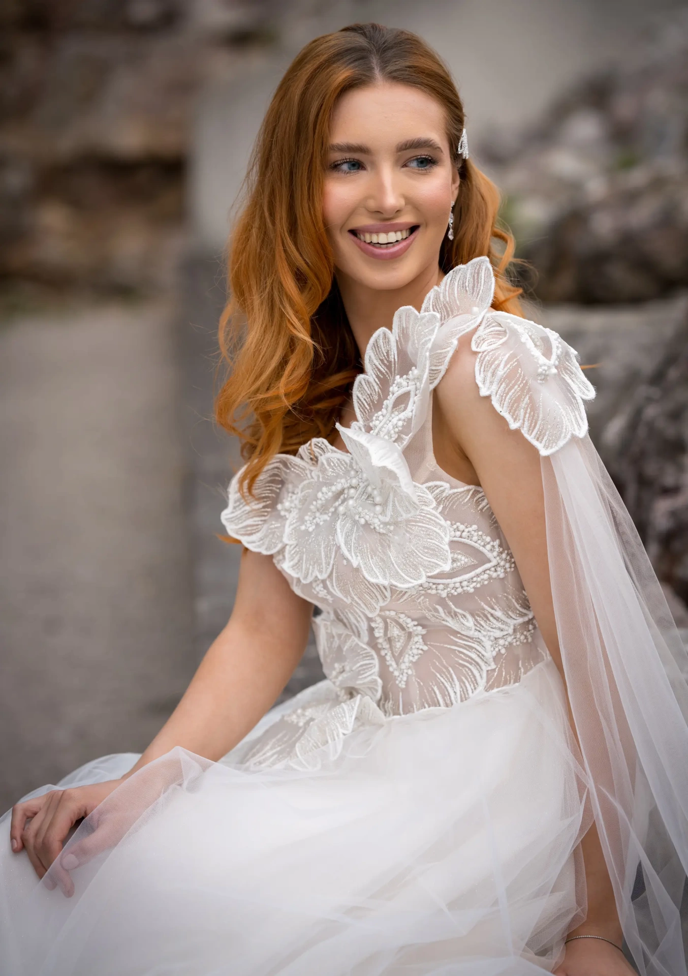 Vestito da sposa unico e particolare con grandi fiori 3 applicati su spalla e corpino, monospalla, gonna A-line in tulle leggero, velo a mantello staccabile applicato alla spalla