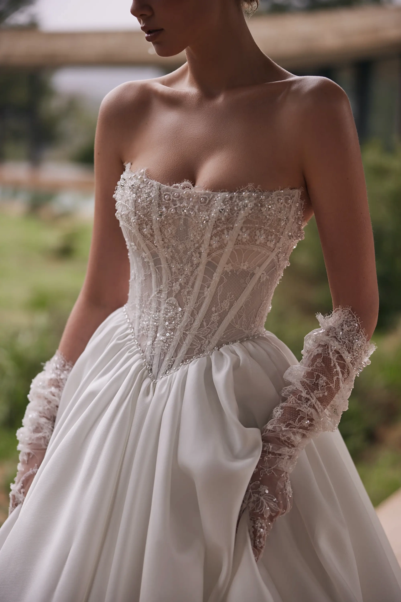 Abito da sposa lussuoso e principesco A-line, corpetto steccato senza spalline a vita basca in pizzo ricamato con cristalli e perle, guanti gioiello in pizzo, gonna ampia e voluminosa in mikado con strascico lungo