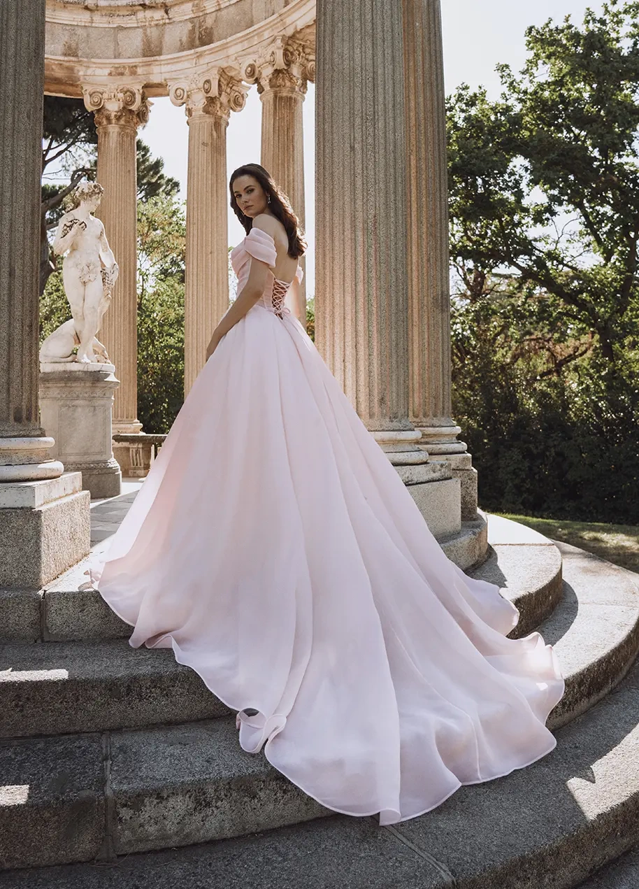 Abito da sposa da principessa in organza con corsetto steccato, maniche corte off-shoulder, scollo a cuore drappeggiato, gonna ampia morbida in organza con strascico lungo