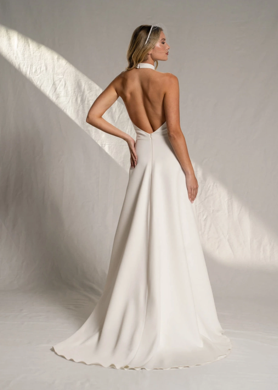 Abito da sposa semplice scivolato in crepe con scollo all'americana e schiena scoperta