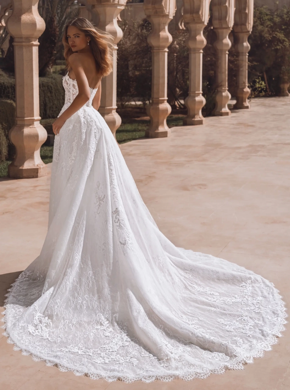 Abito da sposa a sirena in pizzo con corsetto effetto tattoo a vita basca, senza spalline, gonna staccabile con strascico voluminosa in tulle e pizzo