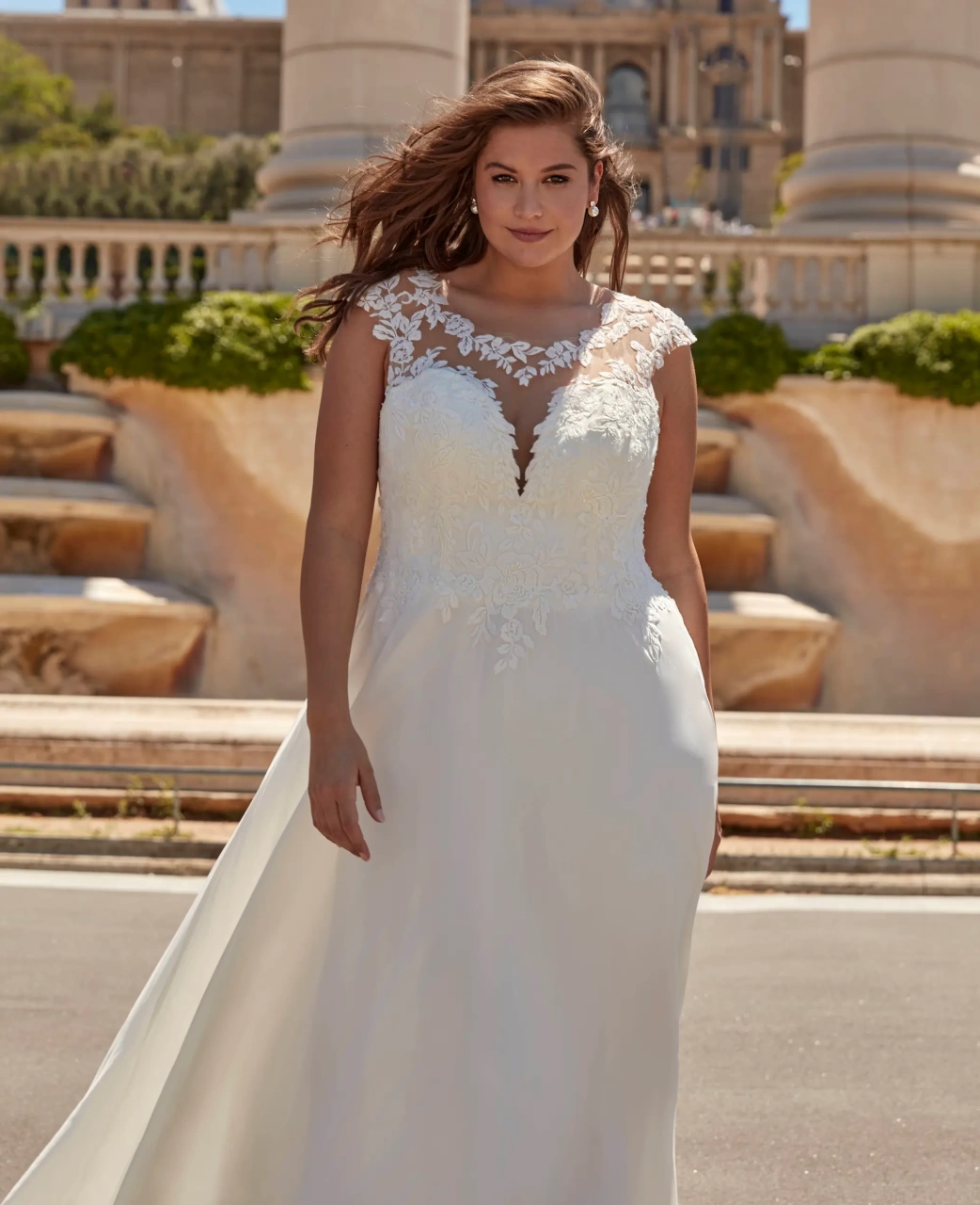 Abito da sposa curvy e taglie forti con maniche corte e schiena scoperta in pizzo effetto tattoo, scollo a cuore con pizzo effetto tattoo, gonna A-line in tulle con applicazioni in pizzo sullo strascico