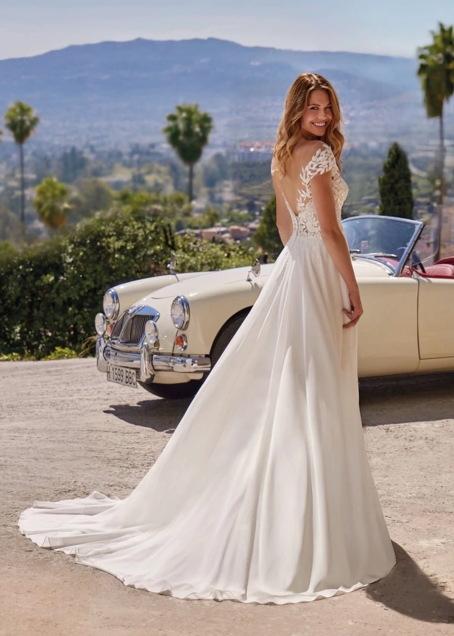 Abito da sposa romantico scivolato con gonna morbida in chiffon, corpino con scollo a cuore e maniche corte in pizzo floreale effetto tattoo, schiena scoperta