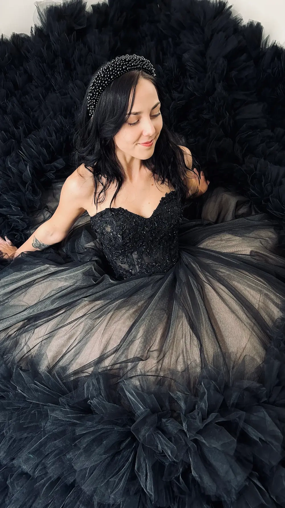Abito da sposa nero lussuoso principesco con gonna ampia in tulle nero con lavorazione 3D sul fondo, corpino in pizzo nero con scollo a cuore senza spalline | Lo Specchio Atelier Abiti da Sposa a Verona