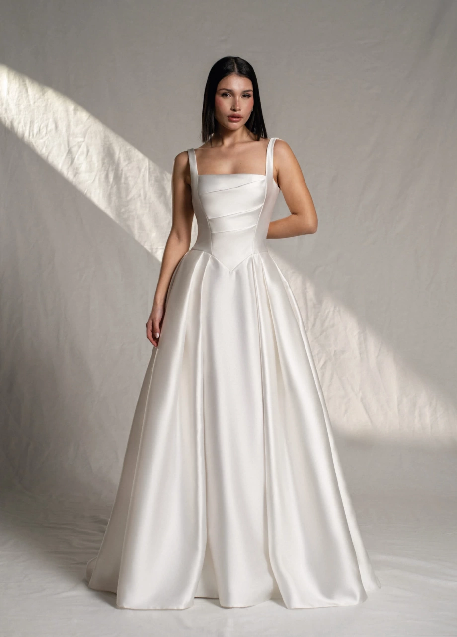 Abito da sposa semplice in seta da principessa con vita basca, scollo squadrato, bustino drappeggiato, gonna A-line morbida