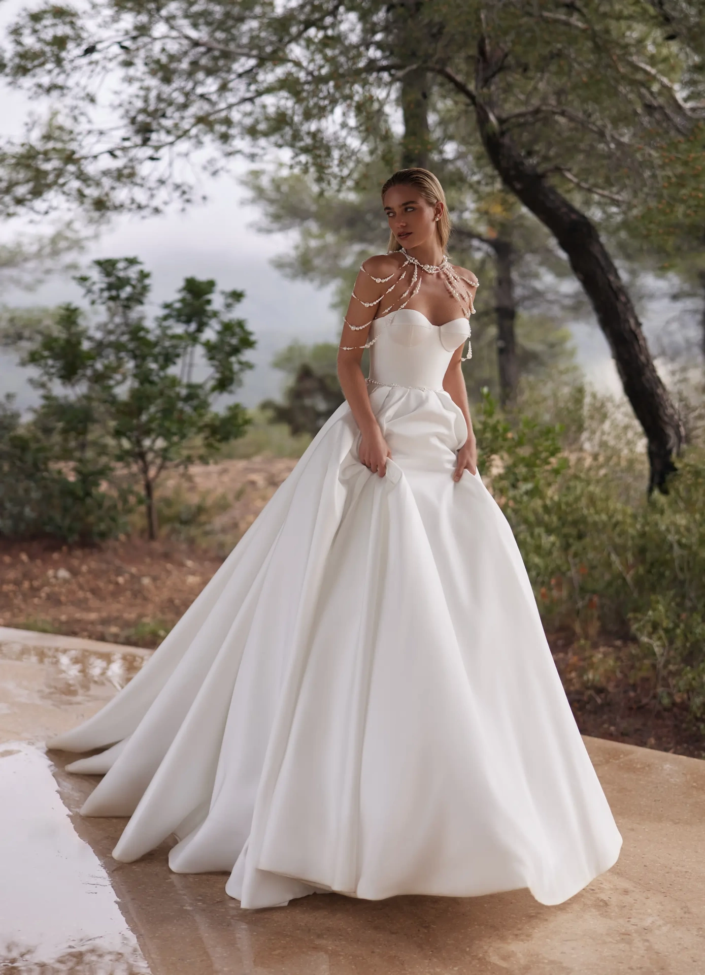 Abito da sposa semplice in mikado con gioielli di perle su collo e spalle, scollo a cuore senza spalline, gonna principesca strutturata ampia A-line