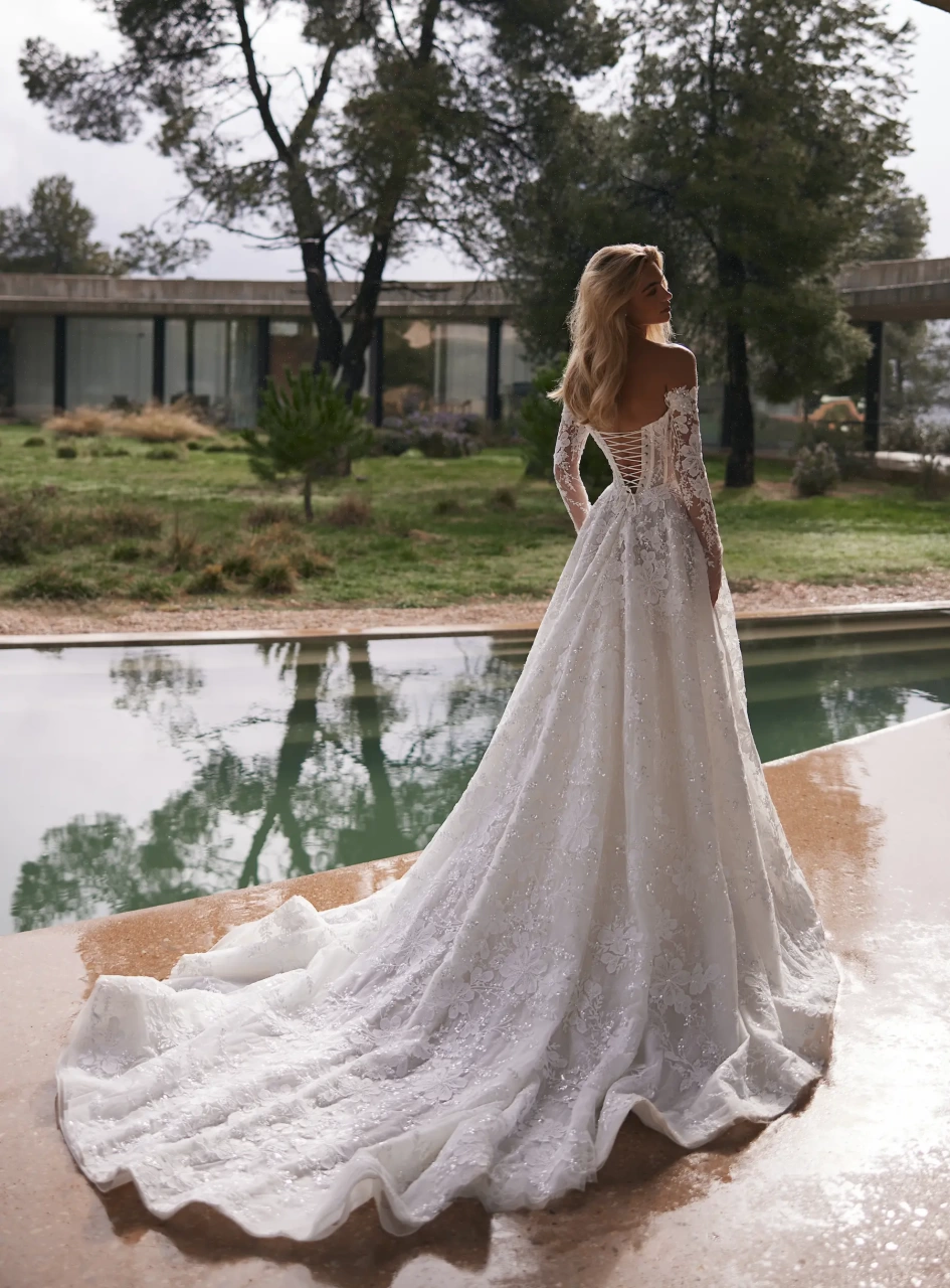 Vestito da sposa da principessa con maniche lunghe staccabili off-shoulder in pizzo effetto tattoo, corpetto steccato a vita basca con scollo a cuore, A-line in tulle e pizzo