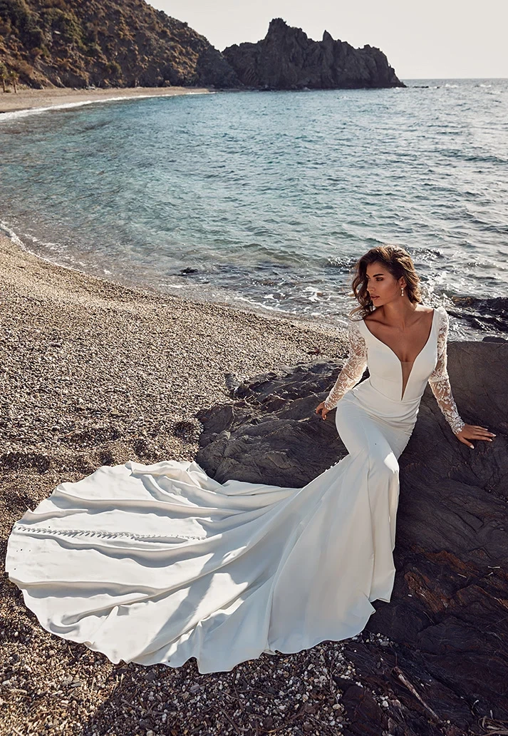 Vestito da sposa a sirena in crepe con maniche lunghe effetto tattoo in pizzo, profondo scollo a V velato, schiena scoperta