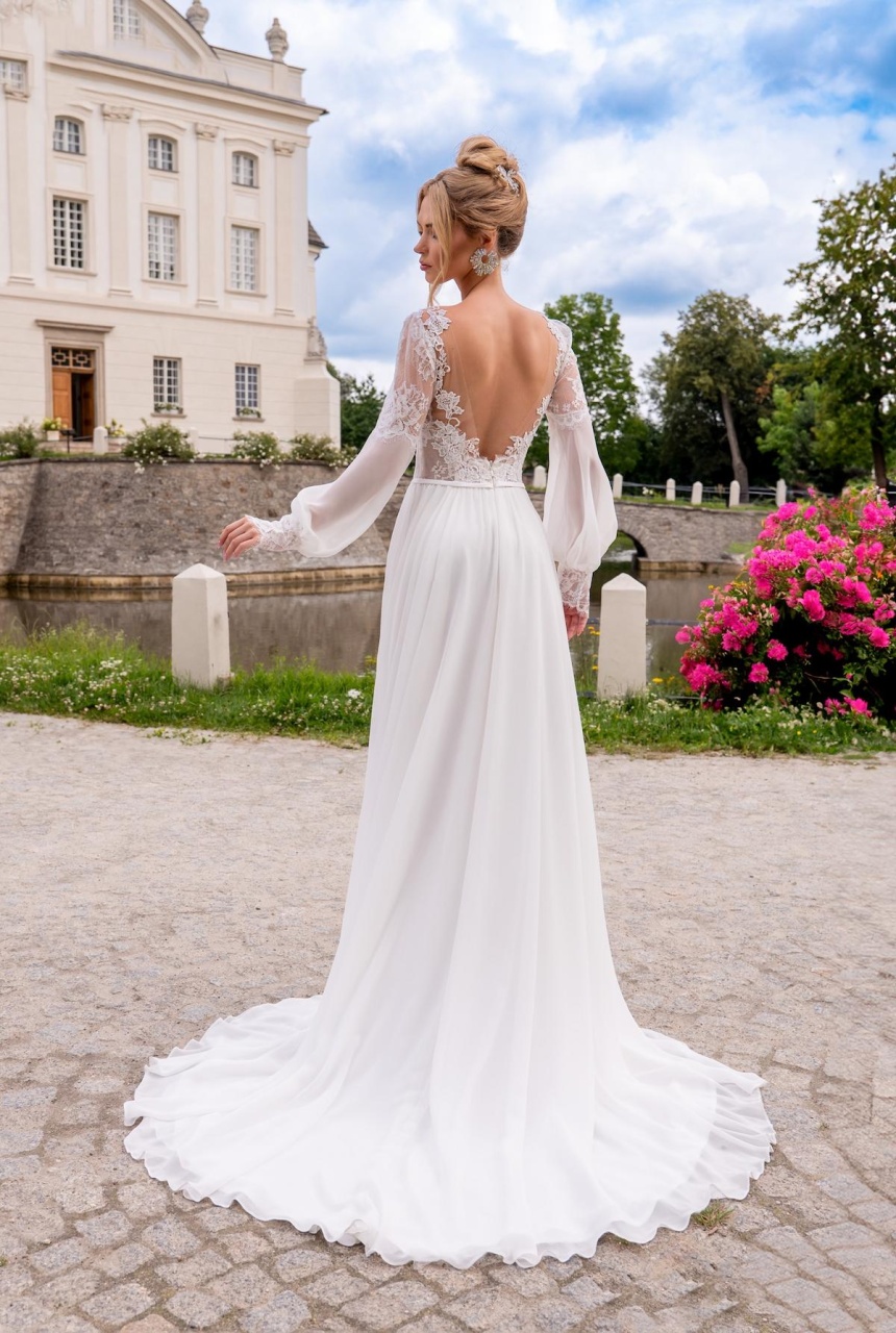 Abito da sposa romantico con maniche lunghe a palloncino in organza e pizzo, schiena scoperta con pizzo effetto tattoo, scollo a cuore, gonna scivolata morbida in organza drappeggiata