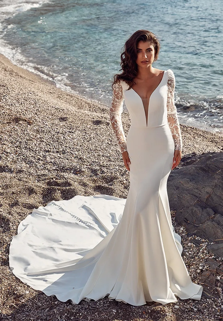 Vestito da sposa a sirena in crepe con maniche lunghe effetto tattoo in pizzo, profondo scollo a V velato, schiena scoperta