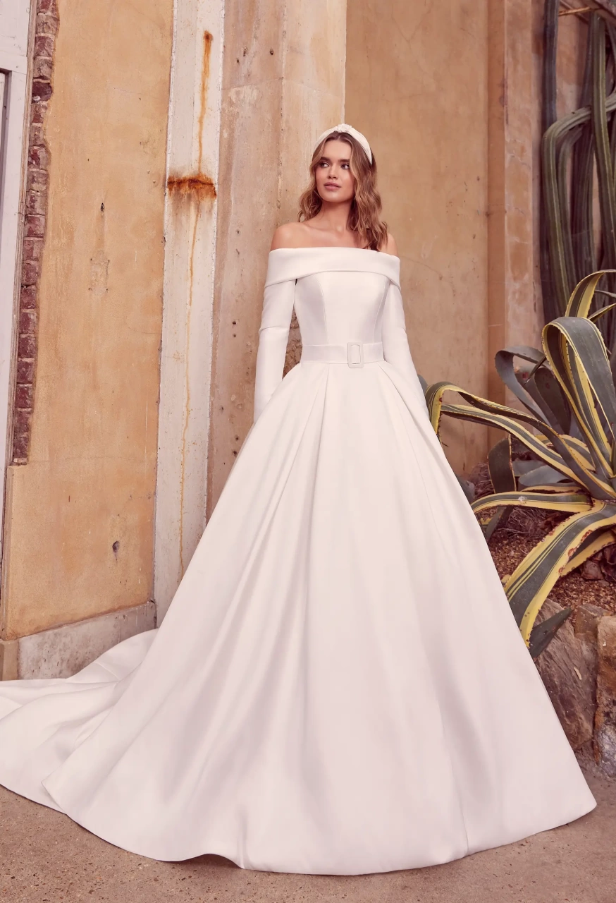 Abito da sposa semplice in mikado con scollo dritto off-shoulder, cintura con fibbia ton-sur-ton, maniche lunghe staccabili, gonna ampia strutturata | Lo Specchio Atelier Abiti da Sposa a Verona