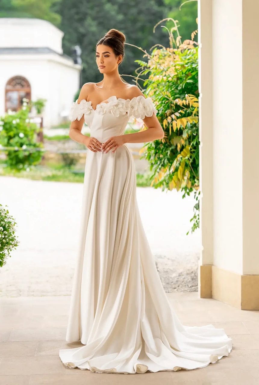 Vestito da sposa romantico particolare scivolato in raso, scollo off-shoulder con applicazione di fiori 3D lungo tutto lo scollo sia fronte che schiena | Lo Specchio Atelier Vestti da Sposa a Verona
