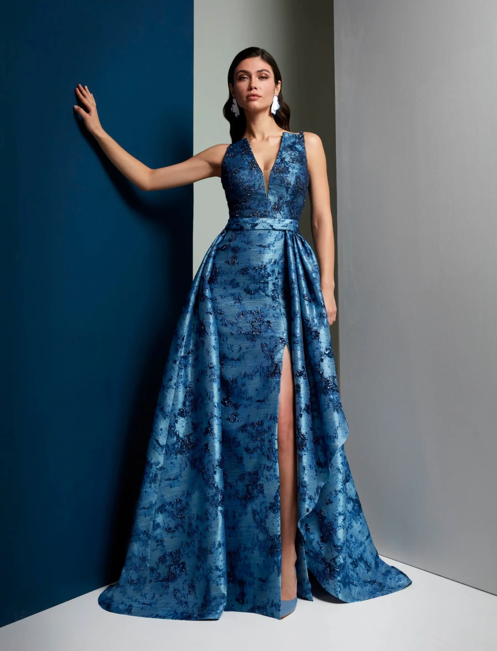 Vestito da cerimonia elegante lungo con stampa color blu cobalto, gonna strutturata con spacco sopra il ginocchio, corpino smanicato con profondo scollo a V e cintura che segna il punto vita - Lo Specchio Atelier Abiti da Cerimonia a Verona