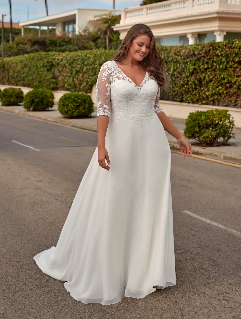 Vestito da sposa curvy e taglie forti con maniche lunghe effetto tattoo, scollo a cuore, gonna scivolata in chiffon morbido