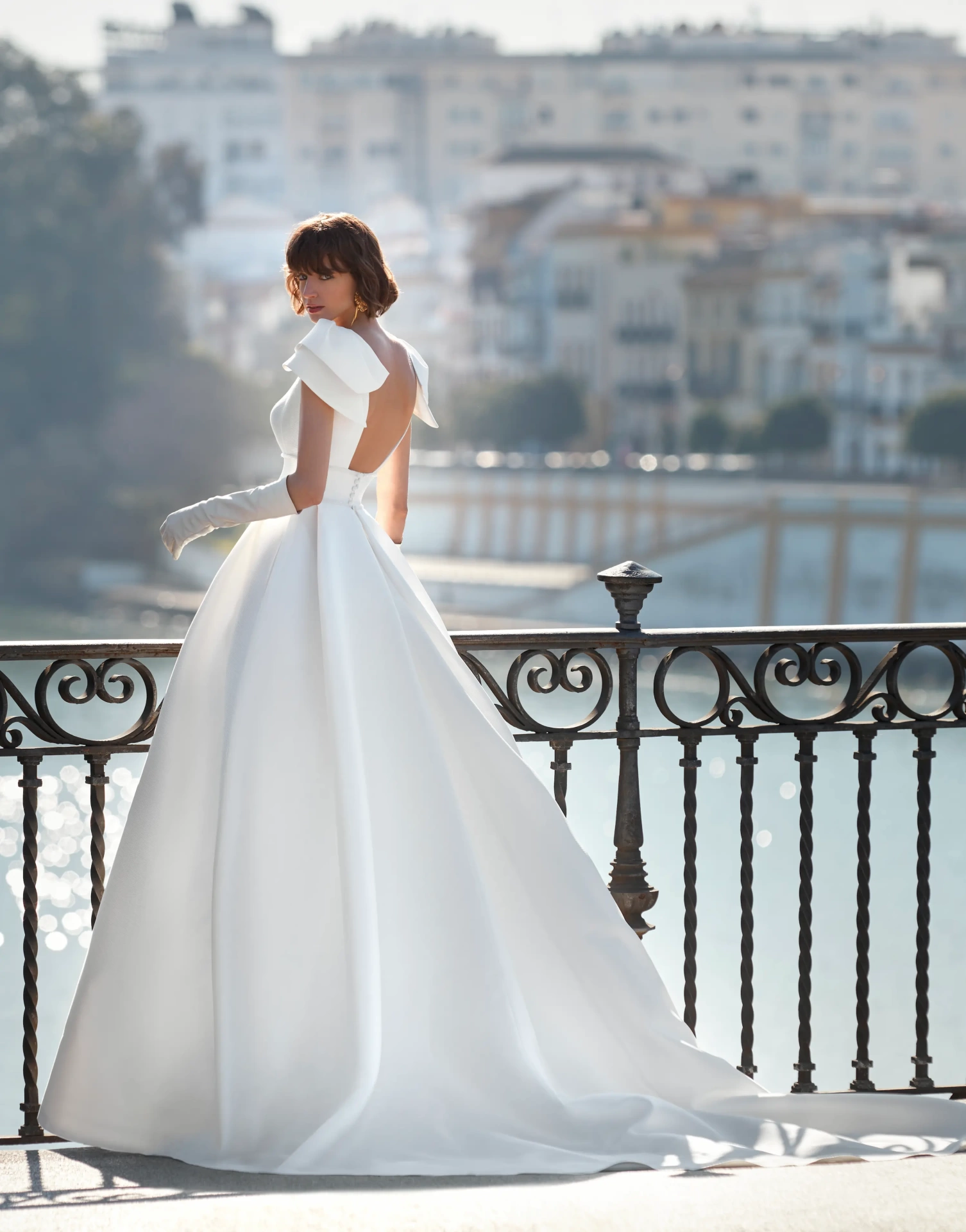 Abito da sposa semplice e lussuoso A-line in mikado con maniche corte ad aletta, profondo scollo a V, gonna strutturata con singola pince frontale | Lo Specchio Atelier Abiti da Sposa a Verona