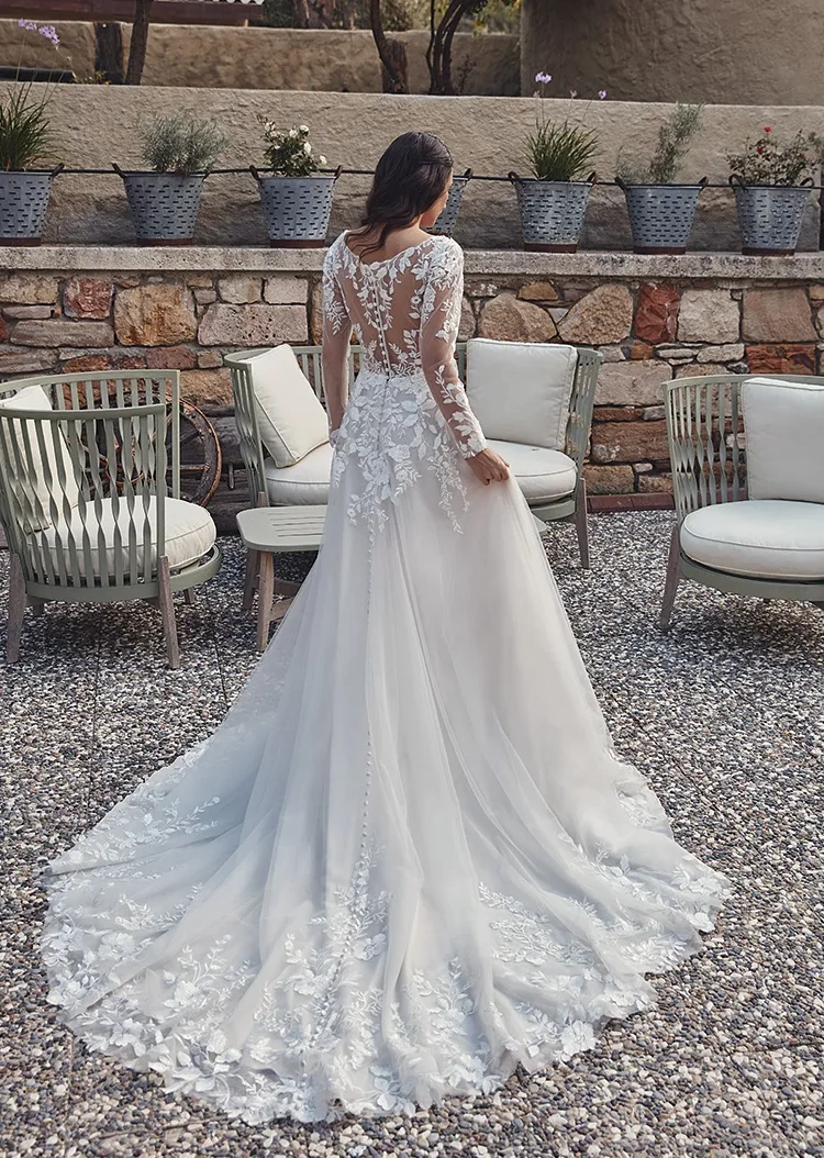 Vestito da sposa romantico classico con maniche lunghe in pizzo floreale effetto tattoo, scollo a cuore, schiena scoperta velata effetto tattoo, gonna scivolata in tulle e pizzo