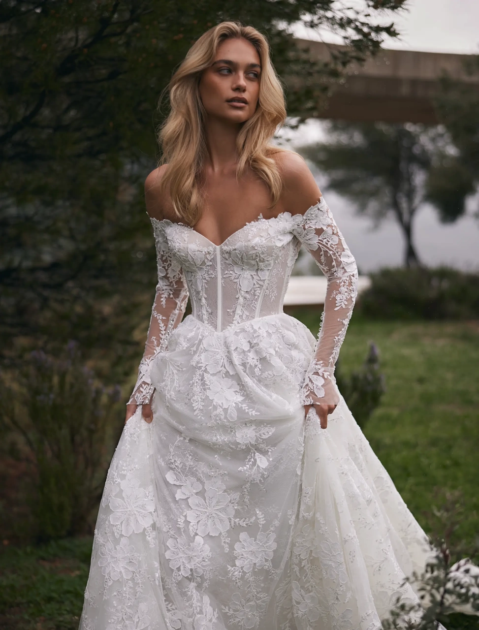 Vestito da sposa da principessa con maniche lunghe staccabili off-shoulder in pizzo effetto tattoo, corpetto steccato a vita basca con scollo a cuore, A-line in tulle e pizzo