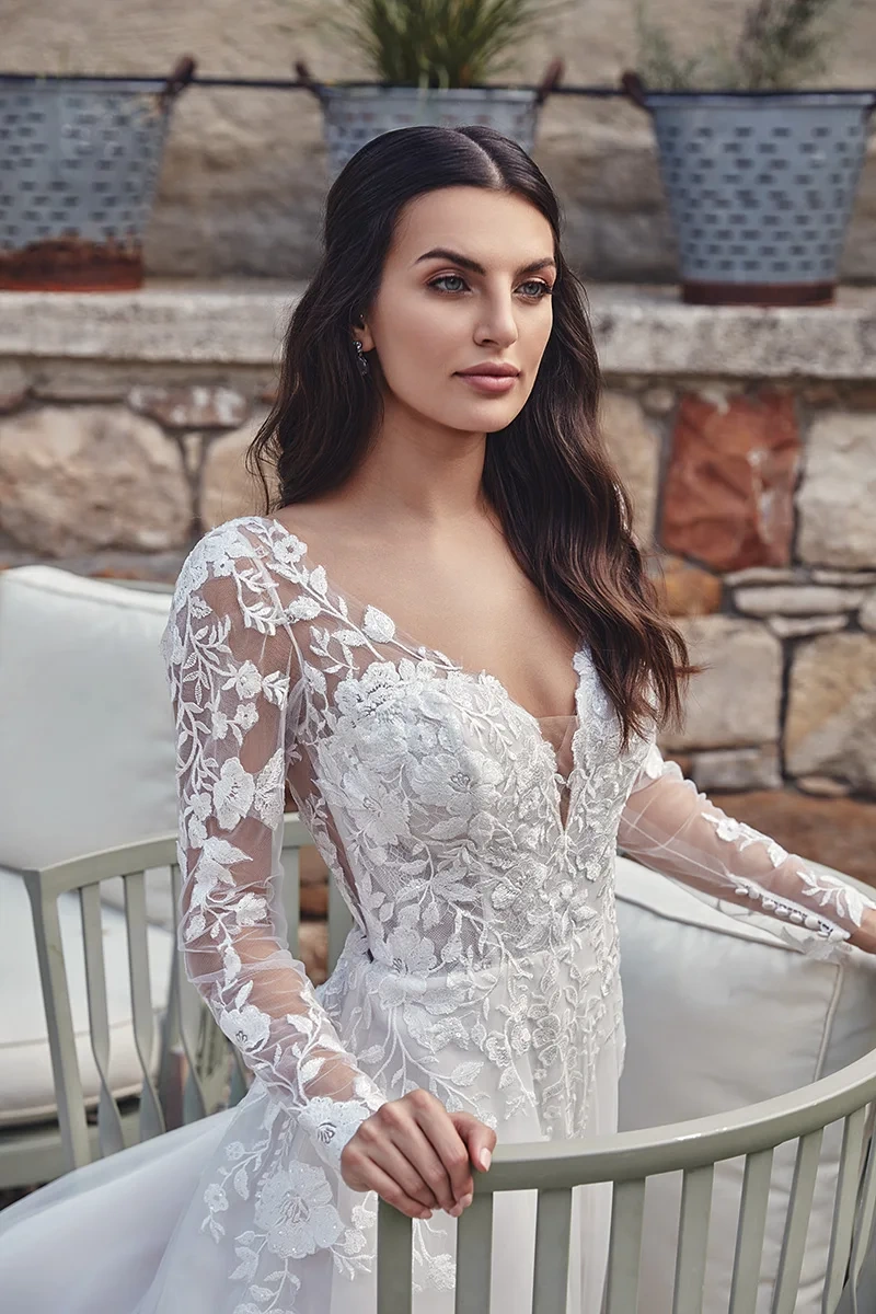 Vestito da sposa romantico classico con maniche lunghe in pizzo floreale effetto tattoo, scollo a cuore, schiena scoperta velata effetto tattoo, gonna scivolata in tulle e pizzo